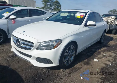 2018 Mercedes-Benz C 300 z USA, uszkodzony, nr VIN 55SWF4JB2JU279159